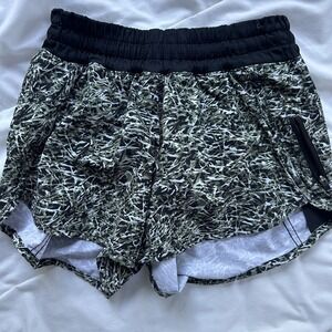 Lululemon Women's White Mid-Rise‎ Tracker Short IV Stretch 4" Inseam Size 4 EUC